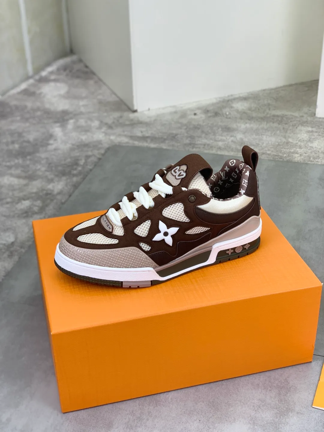 Men's Men's Shoes 💰P660 New The new LV TRAINER series of sneakers are on sale. This LV Trainer sneaker reinterprets Virgil Abloh's classics with nubuck and grained cow leather, and is decorated with Monogram flowers on the rubber outsole of the same color. A deformed Monogram flower occupies the sides, contrasting with the asymmetric Louis and Vuitton logos at the rear. The original version was designed by Virgil Abloh and was inspired by vintage basketball shoes. Featuring LV monograms on the tongue and upper, a scripted Louis Vuitton logo on the sides and a #54 logo on the rear, the rubber outsole features Monogram flowers and continues the comfort of an innovative gel outsole. Comes with original drawer box and complete packaging! Color: 3️⃣colors available